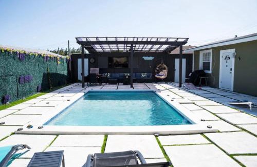 Nassau House | Island Haven 5BR Home with Pool Cottage