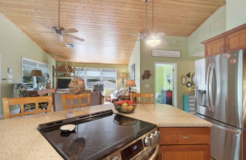 Saint James City House | Island Home within the Pines and Palms; Kayaks, Bikes, and Inviting Porches~
