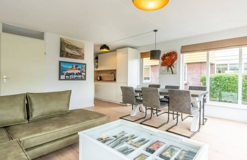 Oude-Tonge House | Island house with terrace nearby the water. The adjacent house Slaak 65 has the same layout, can be