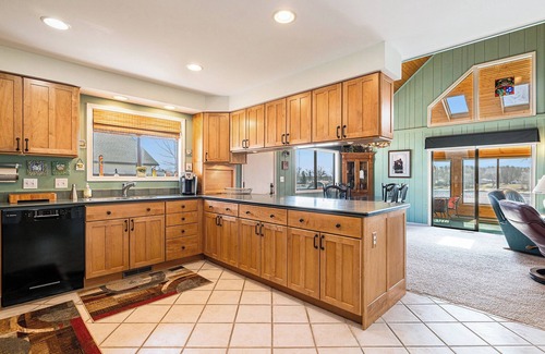 Canadian Lakes Cottage | Island Lakehouse & Golf Retreat – in the Heart of Michigan. Sleeps 10.