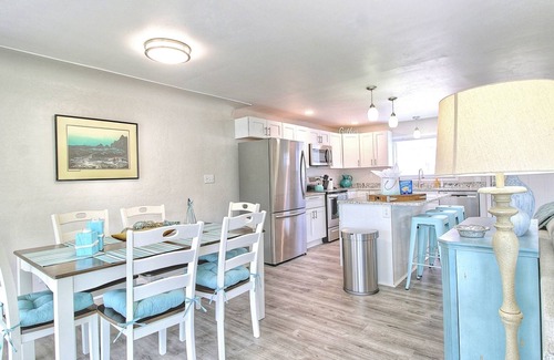 Shelton House | Island LakeHouse - Waterfront Home -3BD Beach & Kayaks, Game Room
