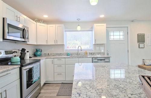 Shelton House | Island LakeHouse - Waterfront Home -3BD Beach & Kayaks, Game Room