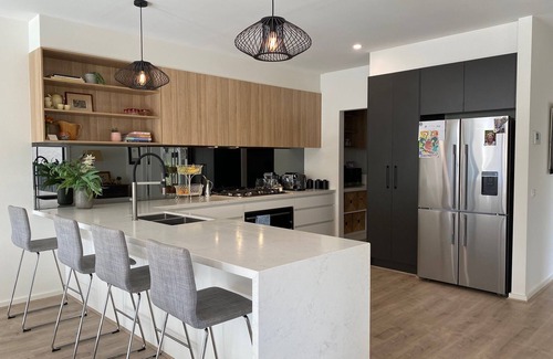 Yarrawonga House | Island Lakeside Retreat central to town