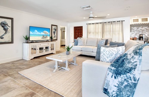 Isles of Capri House | Island Life! Waterfront Isles of Capri, Naples Home - Heated Pool- Private Dock