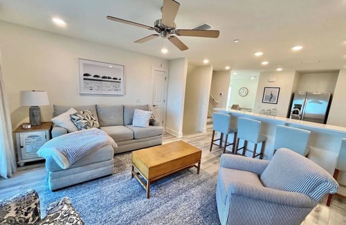 Innerarity Townhomes House | Island Oasis: Beautiful Bay View, 2 Kayaks & Pool!