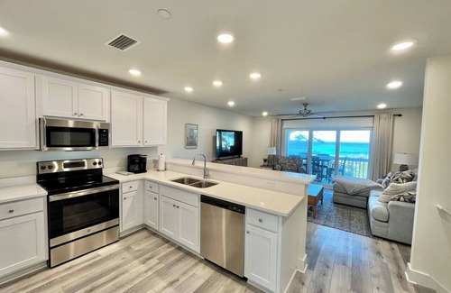 Innerarity Townhomes House | Island Oasis: Beautiful Bay View, 2 Kayaks & Pool!