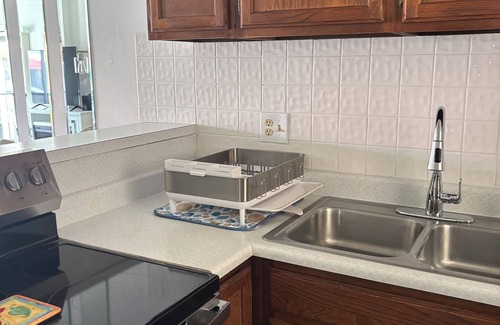 Bradenton Beach Condo | Island Oasis Retreat - 1 Minute Walk to the Beach