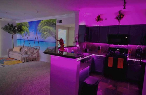 South Central Houston Apartment | Island Paradise🌴 -2BR/2Bath/NRG/MedCenter/Galleria