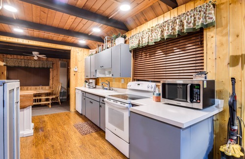 Island Park Cabin | Island Park Cabin Getaway < 24 Mi to Yellowstone!
