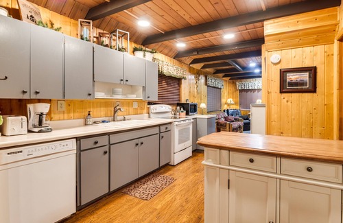 Island Park Cabin | Island Park Cabin Getaway < 24 Mi to Yellowstone!