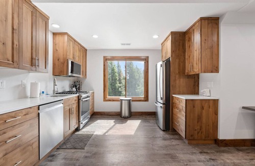Island Park House | Island Park Hideaway – 2 Beds, Kitchenette & Smart TV
