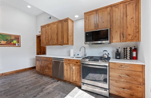 Island Park House | Island Park Hideaway – 2 Beds, Kitchenette & Smart TV
