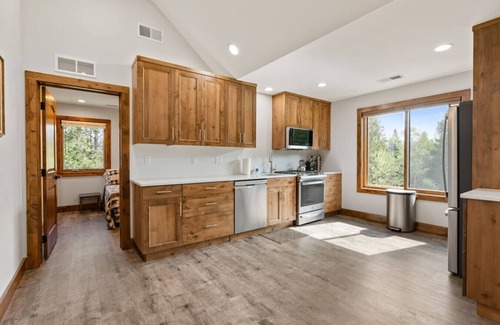 Island Park House | Island Park Hideaway – 2 Beds, Kitchenette & Smart TV
