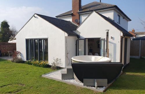West Mersea House | Island Retreat with HotTub