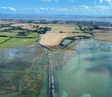 West Mersea House | Island Retreat with HotTub
