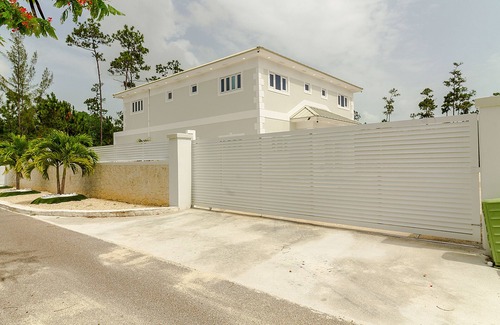 Lyford Cay Condo | Island Seahorse Retreat