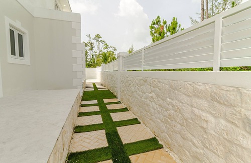 Lyford Cay Condo | Island Seahorse Retreat
