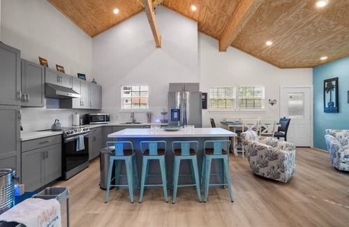 San Jacinto House | Island Time Getaway 3 bed 2 bath, couple of blocks from the beach, dog friendly