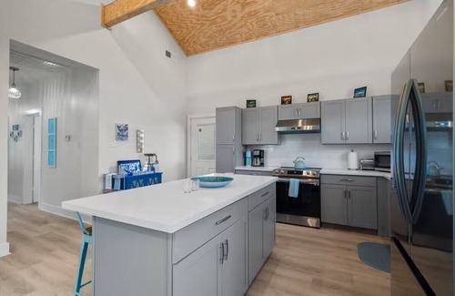 San Jacinto House | Island Time Getaway 3 bed 2 bath, couple of blocks from the beach, dog friendly