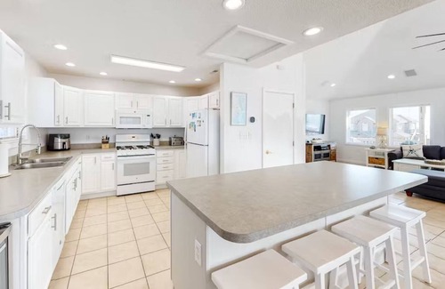 Buxton House | ISLAND TIME Semi-oceanfront, 4BR 3.5BA Home with hot tub