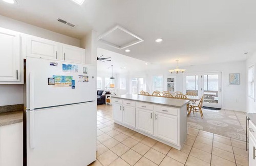 Buxton House | ISLAND TIME Semi-oceanfront, 4BR 3.5BA Home with hot tub