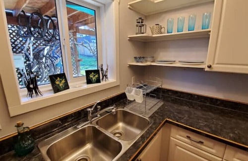 Crofton Apartment | Island Vibes Flower Suite