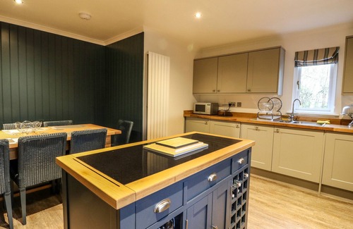 Glencoe Cottage | ISLAND VIEW HOUSE, pet friendly, with hot tub in Glencoe