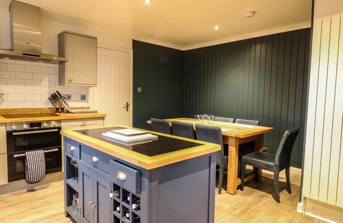 Glencoe Cottage | ISLAND VIEW HOUSE, pet friendly, with hot tub in Glencoe