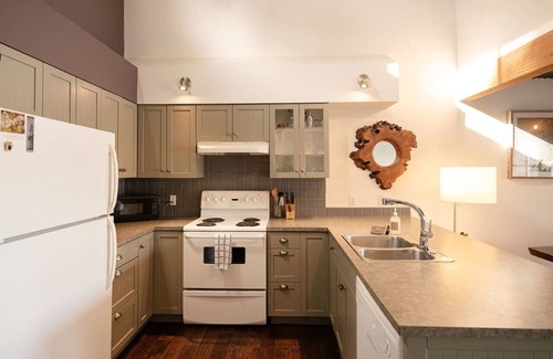 Tofino Apartment | Island Vista - Waterfront Condo