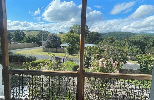 Lawrence Villa | Islay House - stylish villa in historic Lawrence -