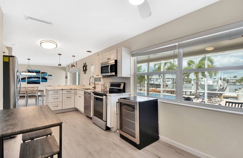 Isles of Capri House | Isles Of Capri, Marco Island area. Lounge in the pool and watch the dolphins!