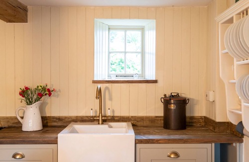 Thrapston House | Islip Mill House - Beautiful Riverside Home by Interhome
