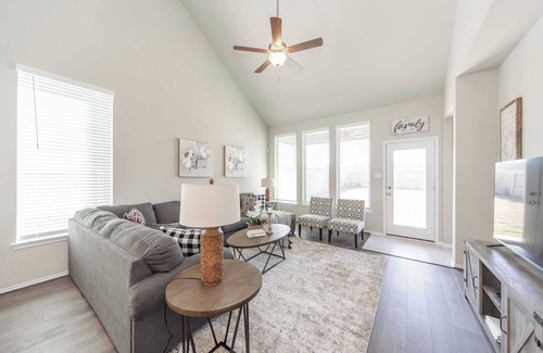Sugar Land House | Ist Floor BR｜Newly Renovated 4B｜Workspace｜Lake View｜Lush Backyard #42282