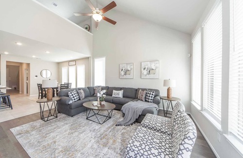Sugar Land House | Ist Floor BR｜Newly Renovated 4B｜Workspace｜Lake View｜Lush Backyard #42282