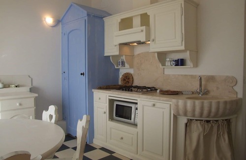 Marina di Castagneto Carducci Apartment | Nice apartment for 4 people with WIFI, A/C, TV, balcony, panoramic view and parking