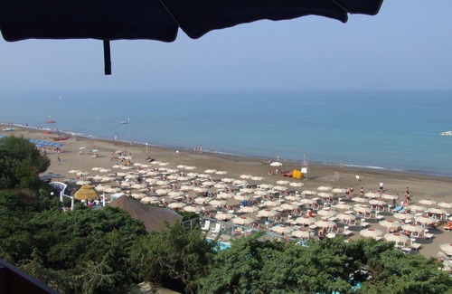 Marina di Castagneto Carducci Apartment | Nice apartment for 4 people with WIFI, A/C, TV, balcony, panoramic view and parking
