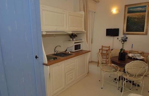 Marina di Castagneto Carducci Apartment | Cosy apartment for 2 guests with WIFI, A/C, TV, balcony, panoramic view and parking
