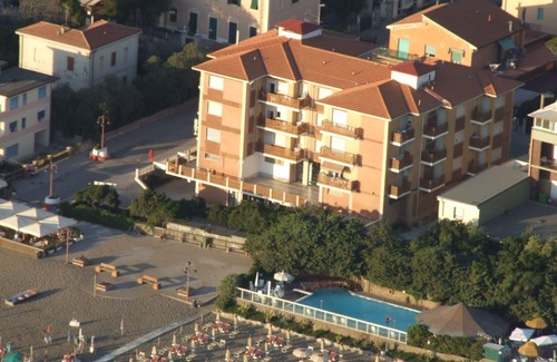 Marina di Castagneto Carducci Apartment | Cosy apartment for 2 guests with WIFI, A/C, TV, balcony, panoramic view and parking