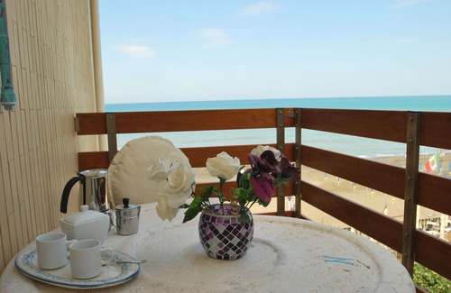 Marina di Castagneto Carducci Apartment | Cosy apartment for 2 guests with WIFI, A/C, TV, balcony, panoramic view and parking