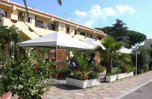 Santa Maria del Cedro House | Bungalows surrounded by greenery a stone's throw from the sea