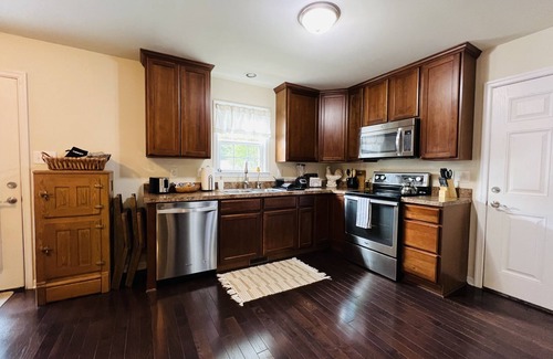 Issue House | It's A Beautiful Day Cottage, Pet Friendly and Walking Distance to the Beach