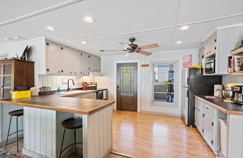 Hartwell House | It's A Great Dam View! LAKEFRONT Family-Friendly 4BR/3B Cottage at Lake Hartwell