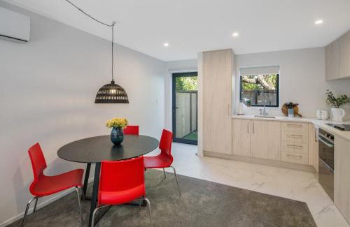 Lower Hutt House | It's Gettin' HUT in Here
