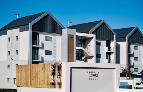 Port Elizabeth Apartment | It's located in the heart of Summerstrand near the beach and the Boardwalk Mall.