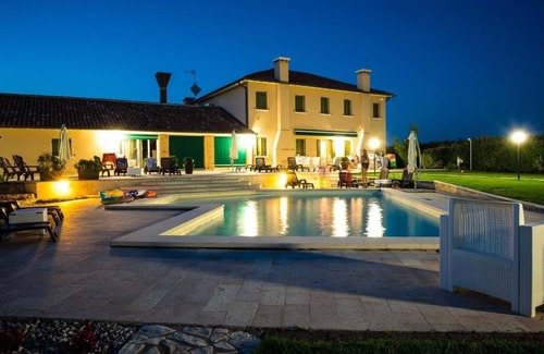 Cavarzere Apartment | IRIS Luxury Apt in Villa, Patio, Pool, Hot Jacuzzi, A/C, WiFi, Gym, Sauna