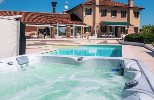 Cavarzere Apartment | IRIS Luxury Apt in Villa, Patio, Pool, Hot Jacuzzi, A/C, WiFi, Gym, Sauna