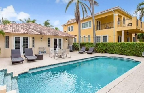 Birch Park Finger Streets House | Italian Beach House with Pool & King Bed 💎