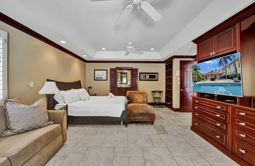 Birch Park Finger Streets House | Italian Beach House with Pool & King Bed