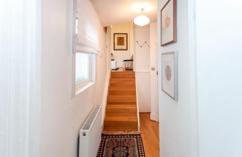 Fortune Green Apartment | Italianflat - Kilburn Art Style