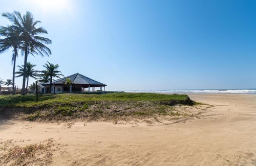 Raul Cury House | Itanhaém Casa ampla com piscina e churrasqueira a 300m da praia